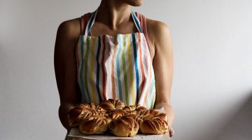 拿着盘子用面包的妇女|20个围裙图案项目在厨房里疯狂|特色